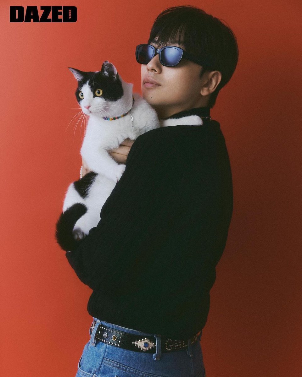 leedonghwi_th's tweet photo. [dlehdgnl] 210929 Instagram Update

“กัลโรของพวกเราเดบิวต์แล้วครับ! 🐈‍⬛👍🏻” https://t.co/hYpr9rcvNq