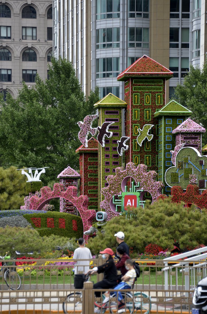 EDNewsChina's tweet photo. To welcome the arrival of #China's #NationalDay, the 18 meter high "Bless Our Motherland" giant flower basket in Beijing Tiananmen Square and 10 distinctive theme flower beds along Chang'an Street were officially unveiled. https://t.co/7GYe22NxZT