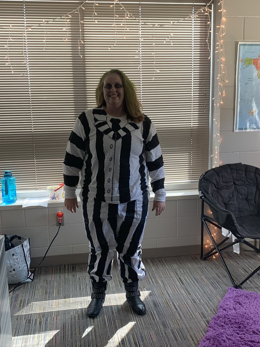 SfsdInTheMiddle's tweet photo. #SFSDinthemiddle Our students are so lucky to have such fun teachers working with them! #JHSHomecoming! https://t.co/70Un5HgLHw