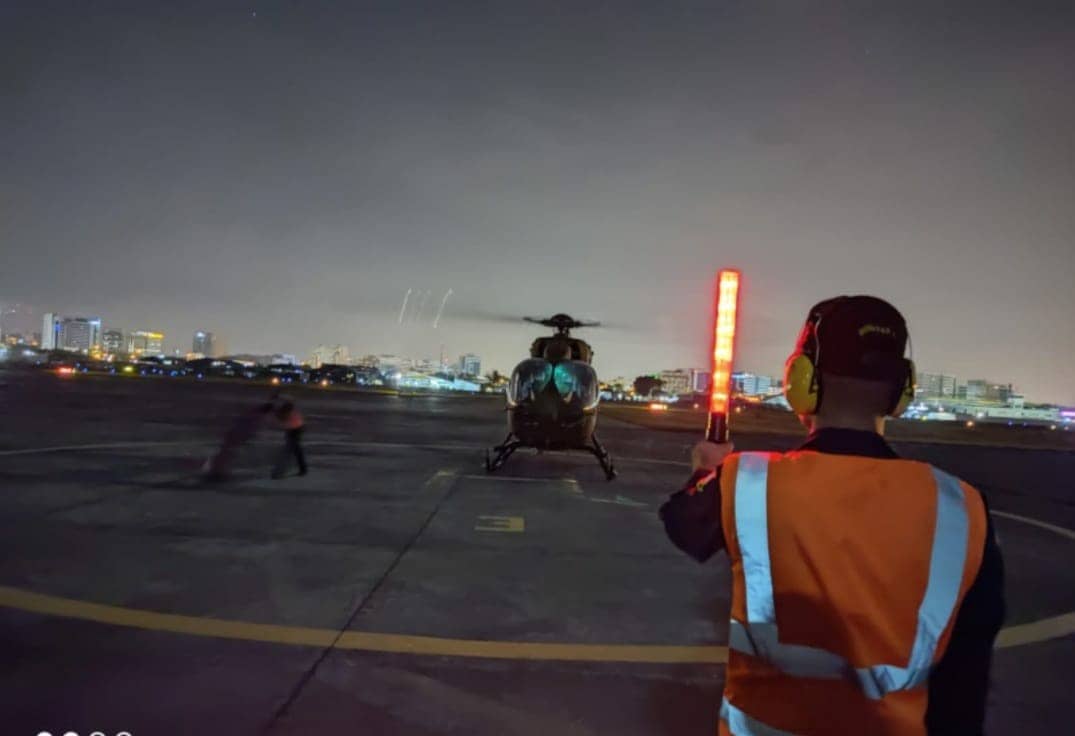 FuerzaAereaEc's tweet photo. Pilotos del Ala de Combate Nro. 22 realizan entrenamientos de operaciones de vuelo de navegación nocturna en el helicóptero H-145 "COBRA" con equipos NVG (Gafas de visión nocturna) a fin de  adquirir conocimientos y habilidades en las nuevas capacidades de la aeronave. https://t.co/PheUtLa5yZ