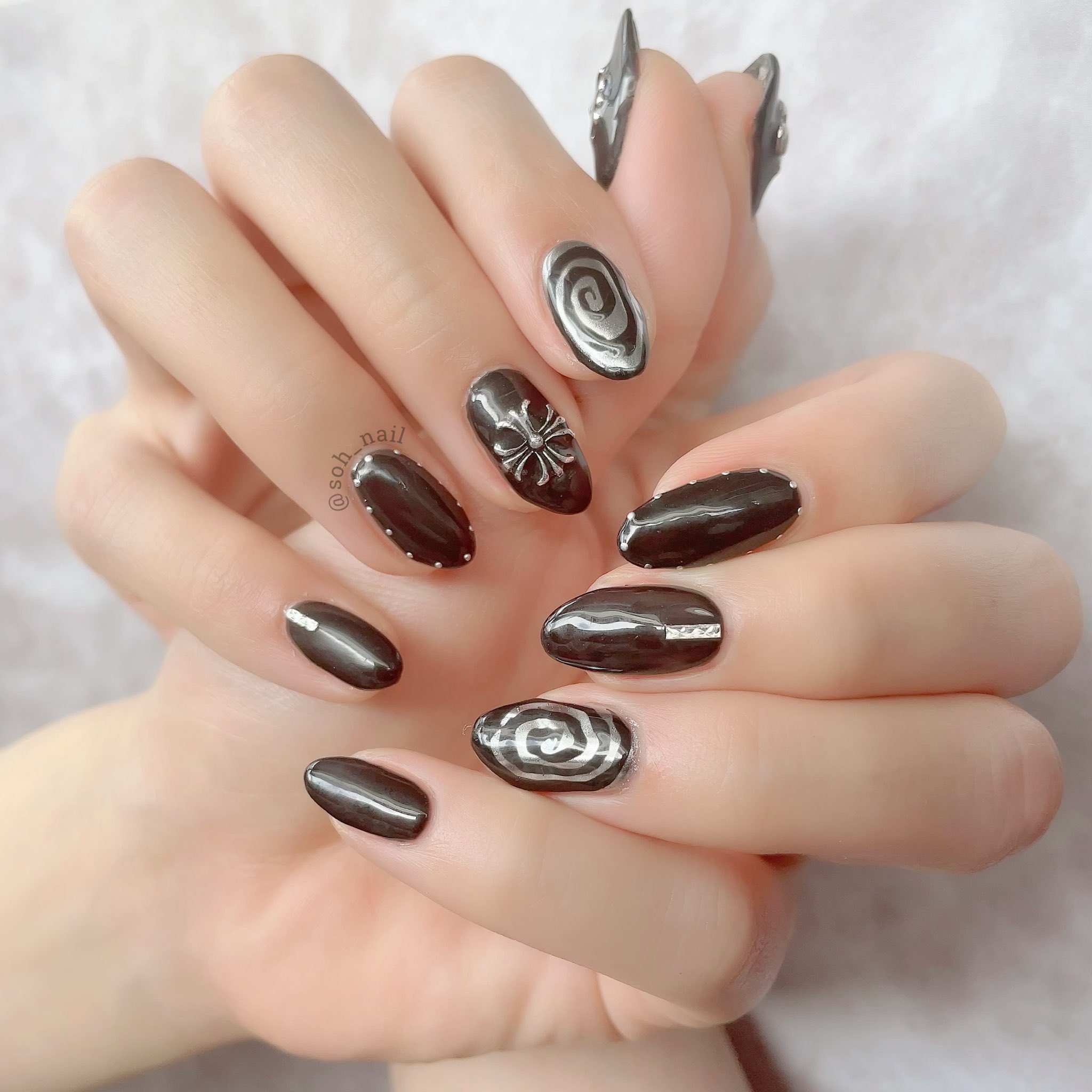 Soh ネイル垢 New My Nail 気分は既にハロウィン ブラックとミラーシルバーでシンプルロック ぐるぐるデザインは毎年やりたくなるやつ 定期の黒塗りたい期 ˆoˆ もうちょいゴツめのシルバーパーツ集めたいなッ セルフネイル ジェル ネイル