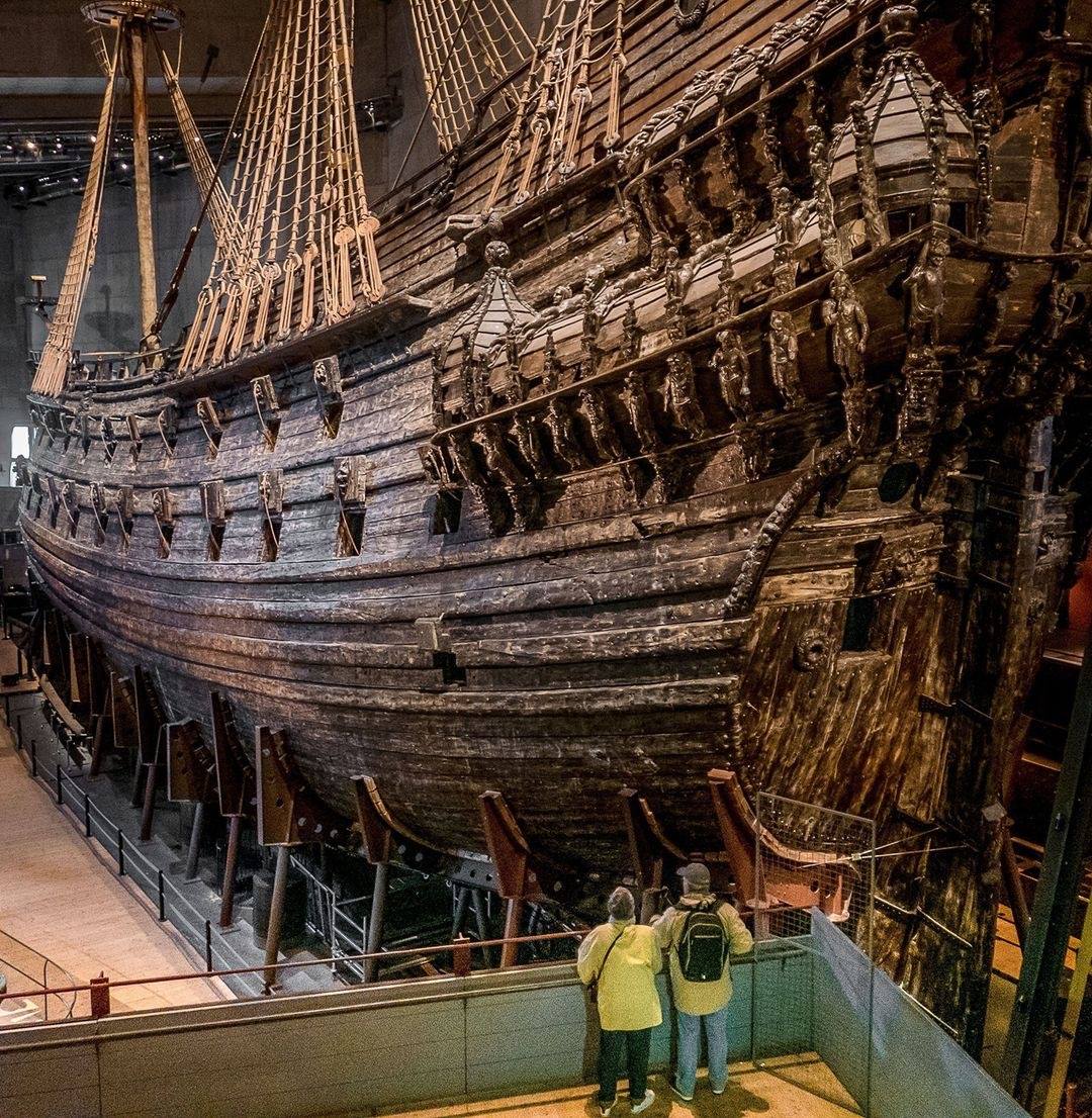 400 yıllık bir Vasa Gemisi.
sveç Kralı II. Gustav Adolf tarafından sipariş edilmiş ve 1626 yılından itibaren yaklaşık 400 kadın ve erkek tarafından Stockholm'de inşa edilmişti. 1628'de ilk seferinde batmıştır.

 Credit: Stephen W. Brock