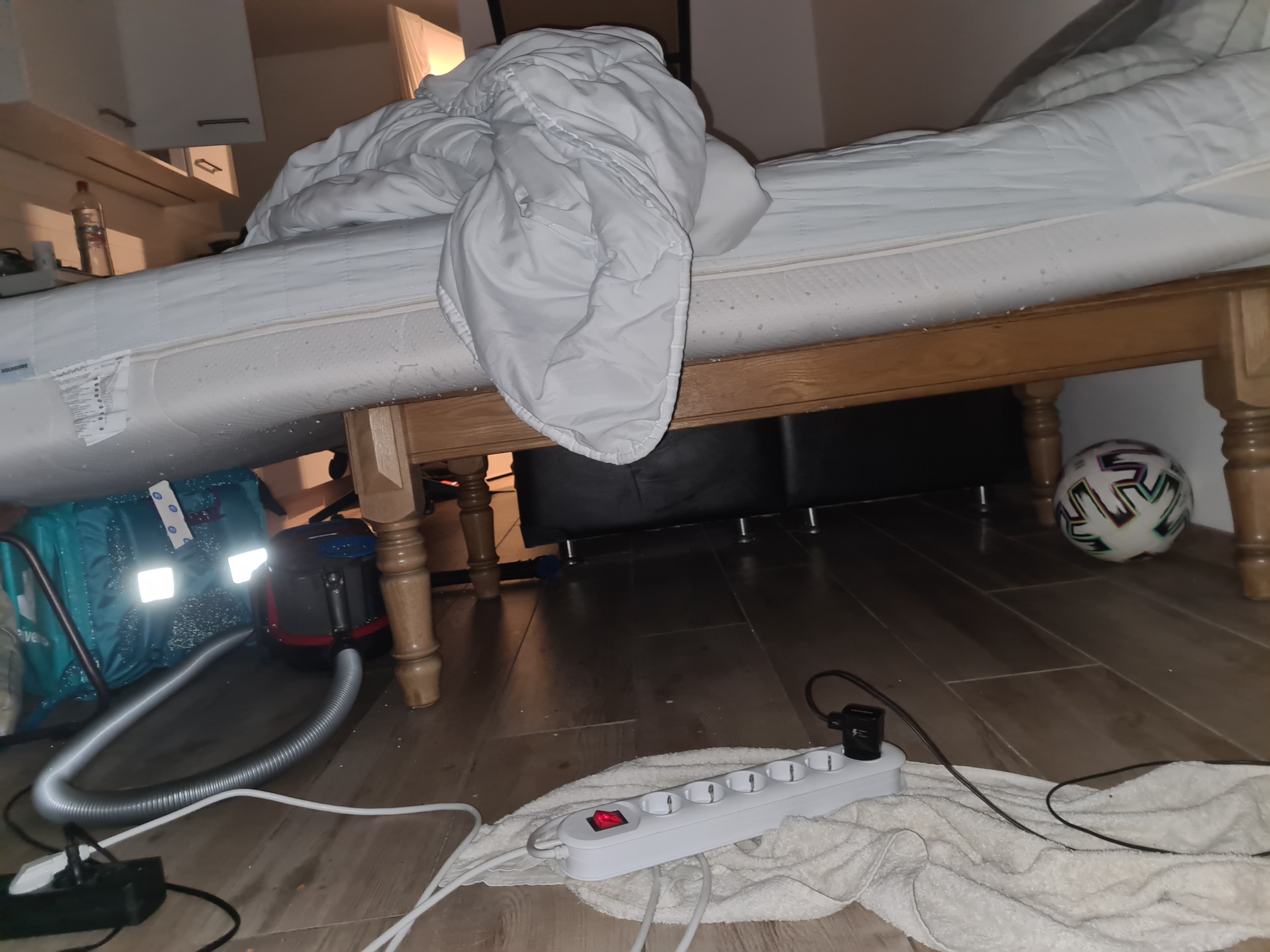 Drainerx on Twitter "My bed wont go down! Now the table is my bed 🙉