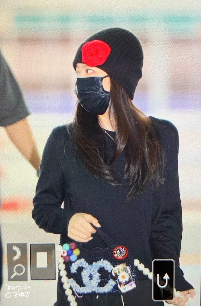 BP_Jennie_0116's tweet photo. 210929 ICN 출국 꽃 머야긔여워🌹🌹🌹♥️♥️♥️
#블랙핑크 #제니 #BLACKPINK #JENNIE @BLACKPINK https://t.co/9cM5kO1NSd
