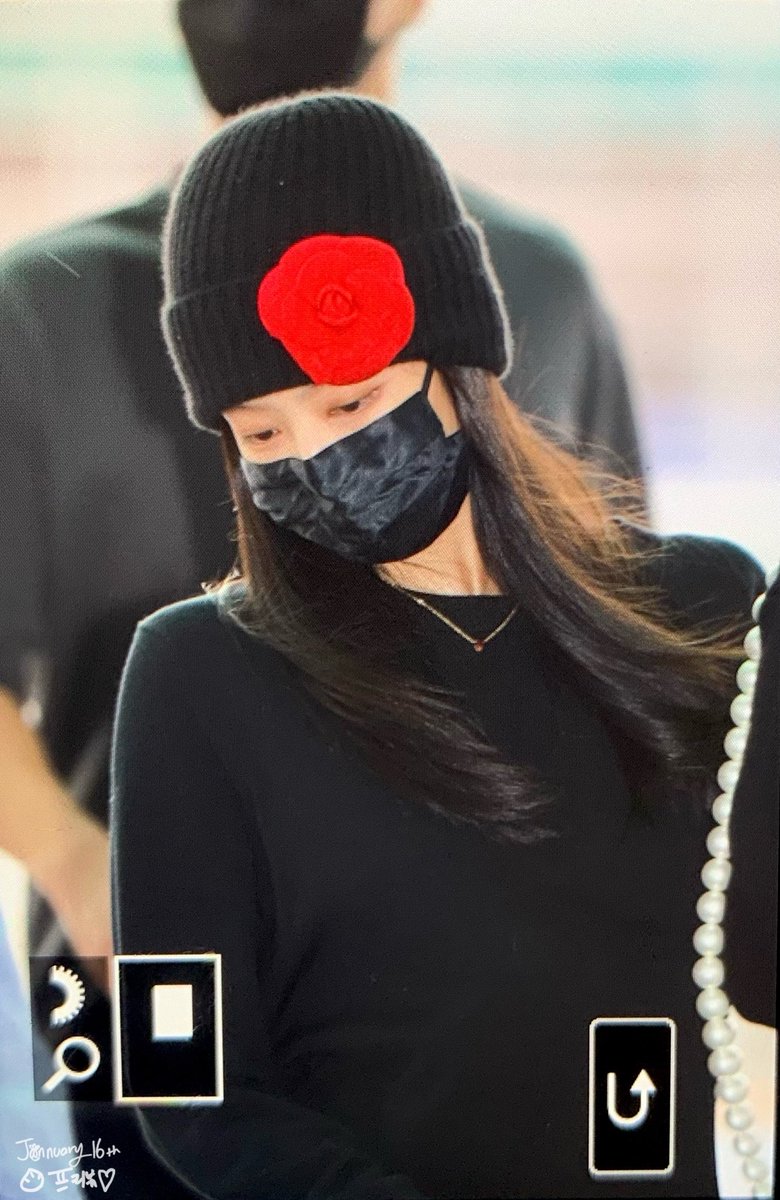 BP_Jennie_0116's tweet photo. 210929 ICN 출국 꽃 머야긔여워🌹🌹🌹♥️♥️♥️
#블랙핑크 #제니 #BLACKPINK #JENNIE @BLACKPINK https://t.co/9cM5kO1NSd
