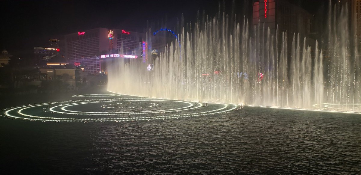 Tennelle333's tweet image. #FromBehindtheLens #VegasNights #nofilterneeded