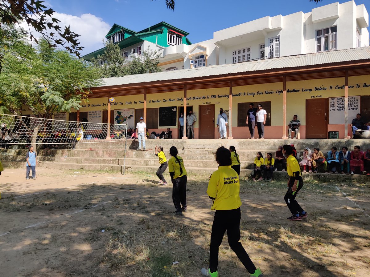 hajipublicsch's tweet photo. And then our U17 Girls #Volleyball team, with literally two days of practice, made it to the Finals as well! Lost to Team Doda in the end but so proud of you all!
Massive ups. π€©π₯° #girlsinsports #doda #zonalgames https://t.co/benqsej9Ir