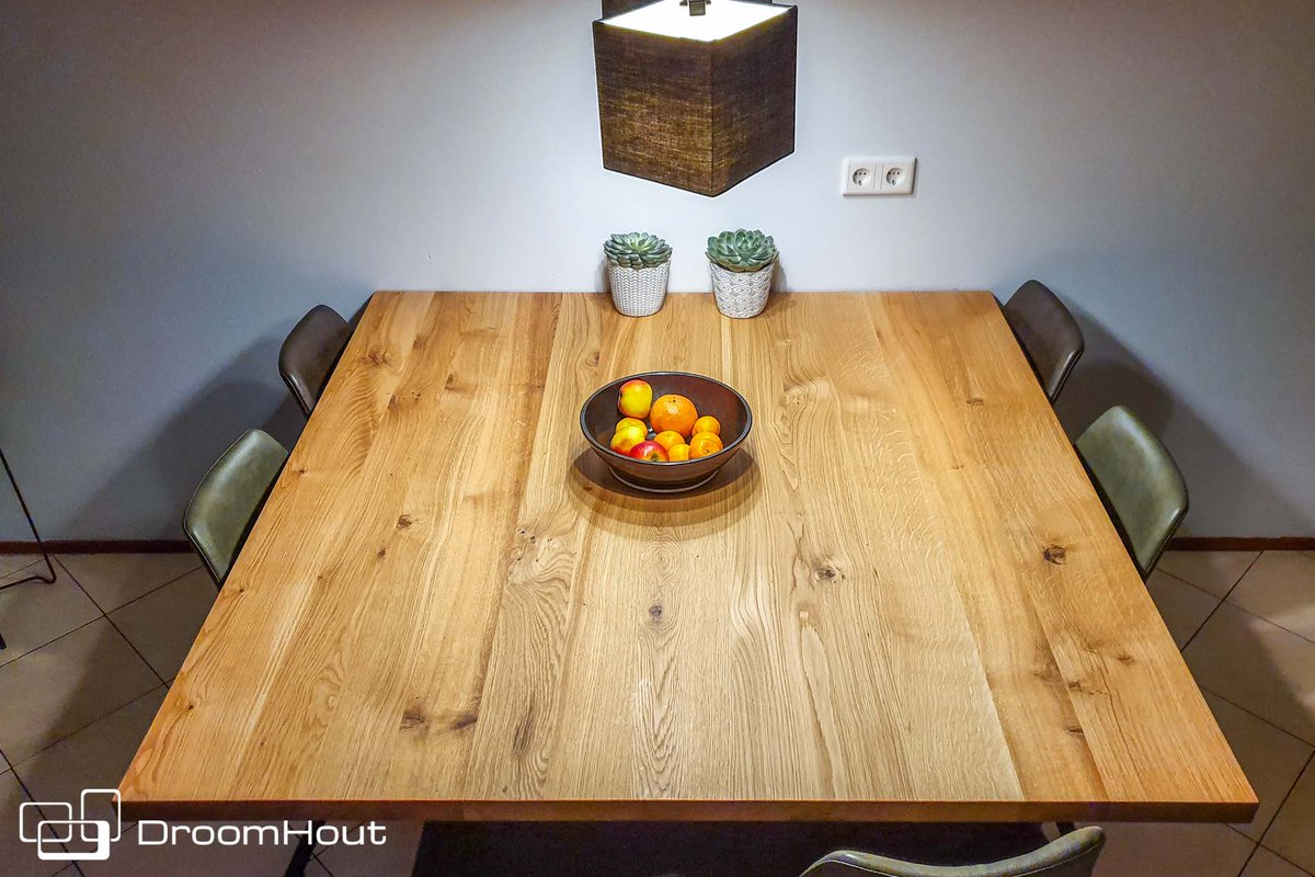 Mooi hout hè? Dat noemen we nu DroomHout 😄 lees meer over deze mooie vierkante tafel van Remon. Vierkant tafelen is weer helemaal hip. En super praktisch en gezellig. #vierkantetafel #eettafel #lekkertafelen #wooninspiratie #binnenkijken #droomhout #interieurinspiratie #vtwonen