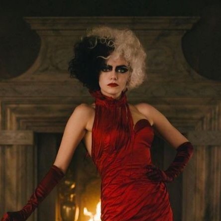 Cruella!
A fashion movie, no doubt about it.

Being the fashion of the film, led by the responsible, Jenny Beavan stylist who has two Oscar statuettes in the Mad Max costume categories. Jenny started her career as a set designer and ended up migrating to fashion thanks to chance. https://t.co/D9APEP9464