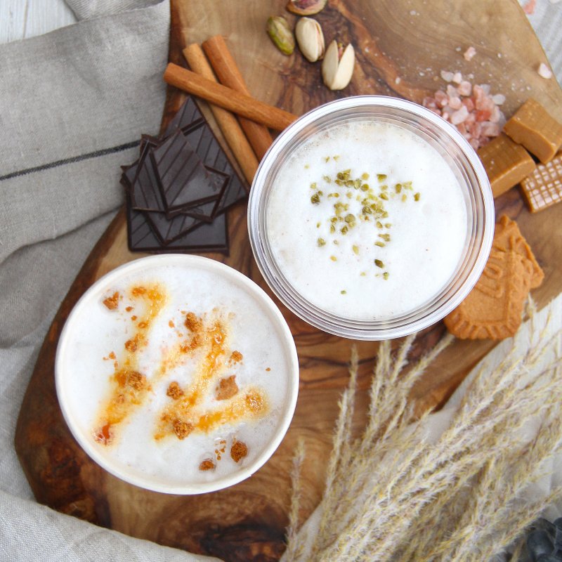 NoniCafe's tweet photo. 10月5日（火）からの秋限定ドリンクのご案内です🍁MCTオイル入りアイスチョコレートラテ＆ホットキャラメルラテ￥500（テイクアウト価格）

苦味と甘さが絶妙なバランスのアイスチョコラテにはシナモン&amp;ピスタチオをオン。
ビターなホットキャラメルラテには、キャラメルビスケット&amp;岩塩をトッピング。 https://t.co/cxO00UJMWQ