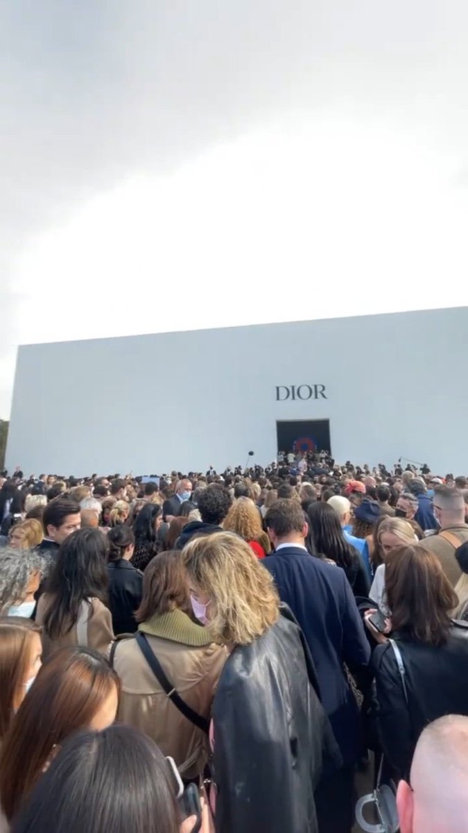 jichyuchyu's tweet photo. "The news that the appearance of Jisoo drew the largest crowd in the history of Paris Fashion Week!" 

kim jisoo is making history! 

JISOO AT DIOR SHOW
#JISOO_DiorParisFW @Dior https://t.co/5buHqa6kKL
