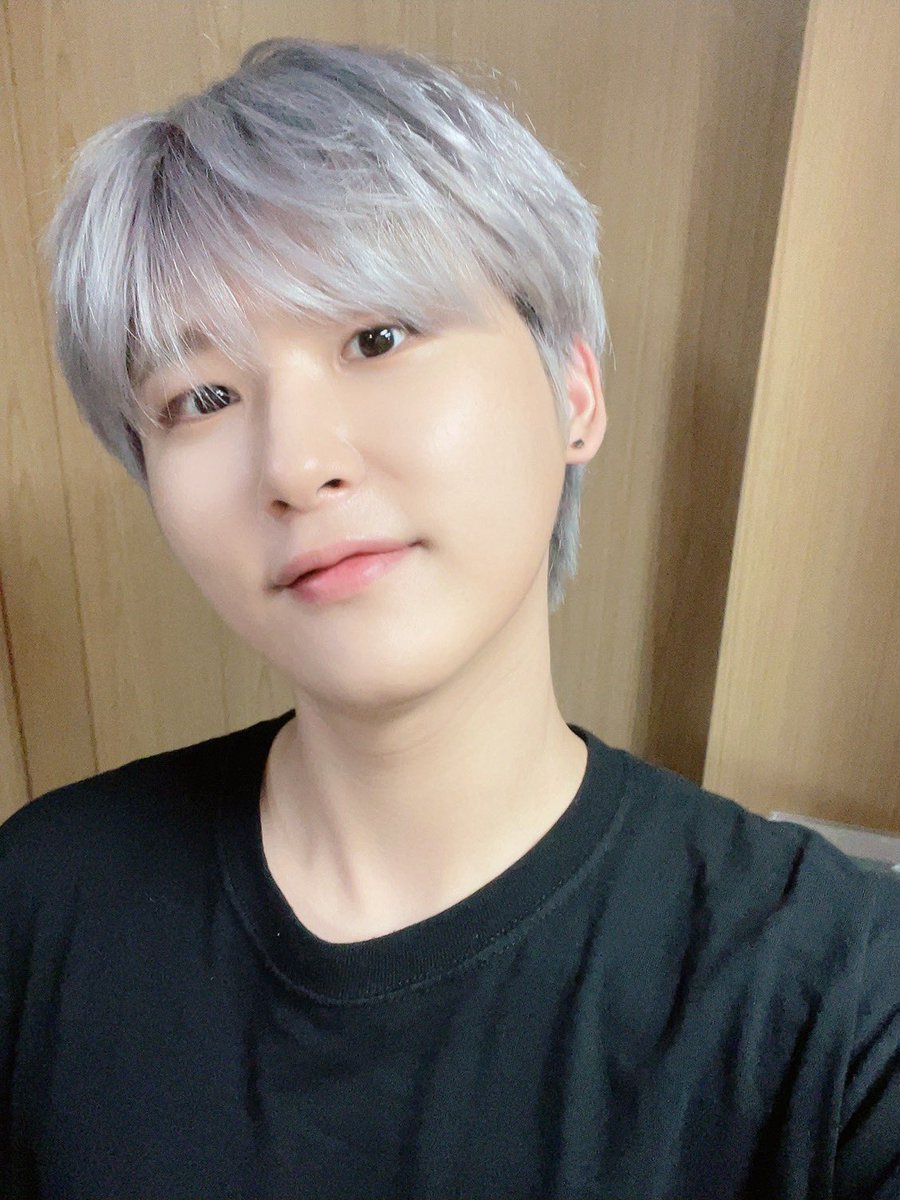 CRAVITY_GLOBAL's tweet photo. @CRAVITY_twt [TRANS]

The colour's all falling out ....

#CRAVITY #LUVITY #ASHVIOLET #HAIRCOLOUR #WOOBIN

#CRAVITY #크래비티
@CRAVITYstarship 
@CRAVITY_GLOBAL https://t.co/SO0GmYvNMV