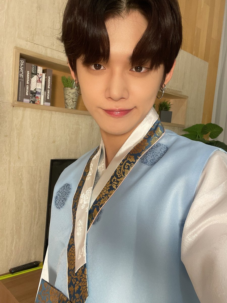 TXT_schedule's tweet photo. 🗓9월 21일 (화) - 하루정리

☑️[트위터] 수빈 사진 업로드
☑️[트위터] 연준 사진 업로드
☑️TXT Reveal Their Dream Collab, Fave K-Pop Group, Love Song and More | 17 Questions | Seventeen
➡️https://t.co/bVat6adyXt https://t.co/lwJlACarUZ