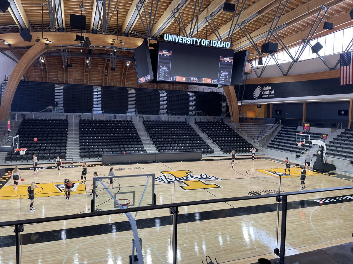 CSanfordVandal's tweet photo. Today was a good day! 🖤🏀💛 https://t.co/pBvg5TAxzJ