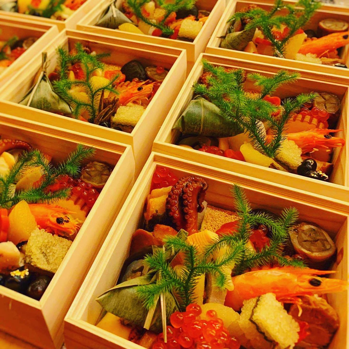 YasujiroI's tweet photo. お節料理予約のお知らせです。井筒安では内容の変わるお節を２種類ご用意いたします。豪華なお節��三段重4名様分　限定20セット５万円(税込)
基本のお節一段重１名様分6,600円(税込)※当館での受け渡しとなります。
お渡し期間12月31日の午前8時から1月1日,2日のお昼12時まで。 https://t.co/G4a1xZiNg7