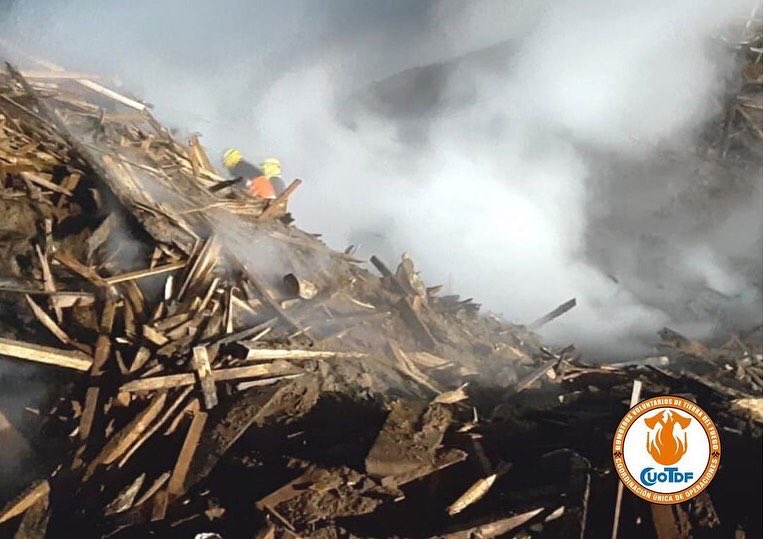 FederacionTdf's tweet photo. #CUOTDF Imágenes de las operaciones de extinción de incendios en el acopio de madera del aserradero “ El Litoral” de la localidad de Tolhuin TDF y donde el CUO- TDF participa desde la madrugada de hoy en colaboración de Bomberos Voluntarios Tolhuin con unidad de Ushuaia y RG https://t.co/kLGFBDSp0I
