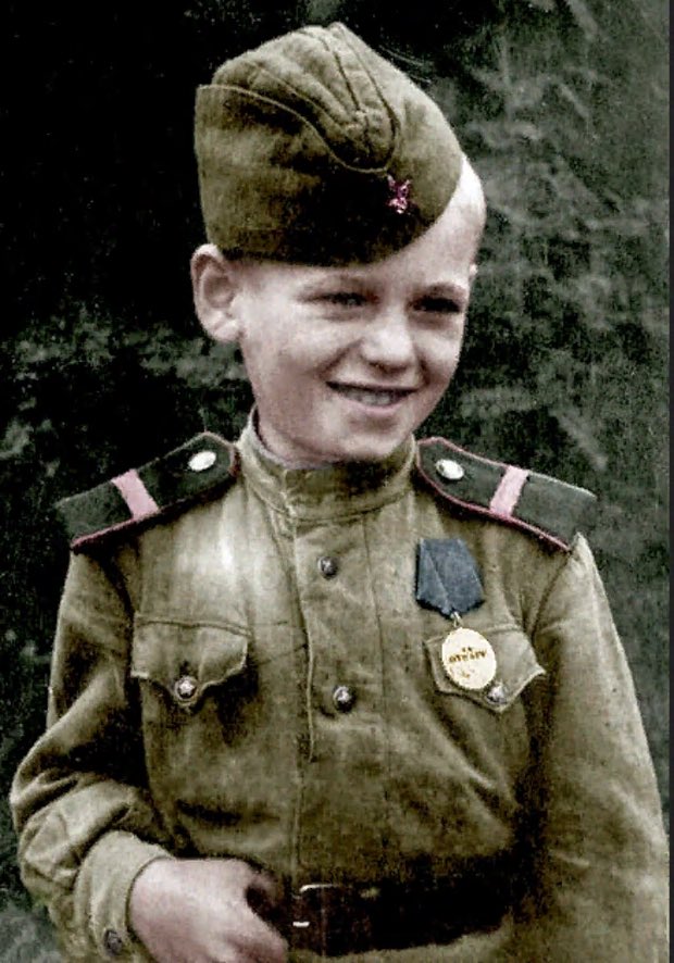 Маленькие герои..
Они сражались рядом со старшими —отцами, братьями. И их юные сердца ни на миг не дрогнули в жестоких боях!

11-летний сын полка Саша МОРОЗОВ, награжденный медалью " За отвагу".