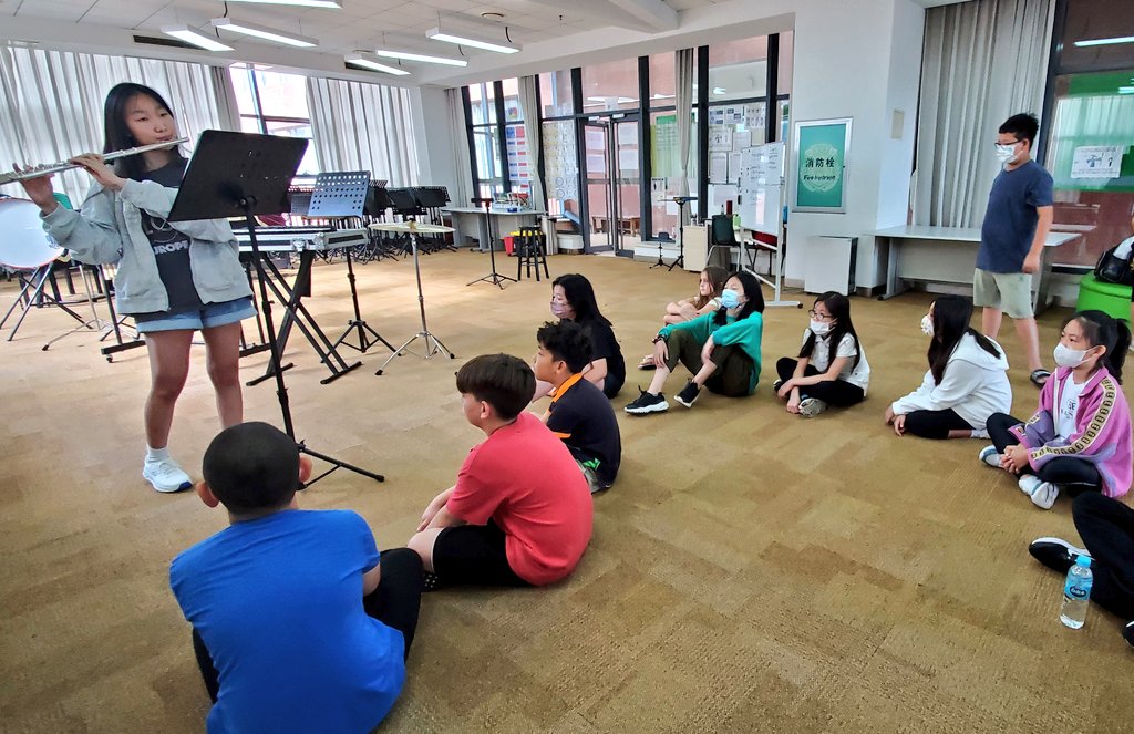 ExpatMusicEd's tweet photo. Flute demonstration for Beginning Band students. #band #QISS #everyonecanlead https://t.co/5G3tjeFsP6