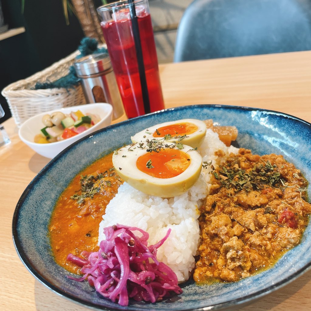curryrice_tarou's tweet photo. 今日のお昼ご飯は近所の #bepark へ。
あいがけ980円なんて、安すぎてびっくり。
でも、優しくて香り華やかなカレーと副菜が最高すぎました。
店内の居心地が最高。
ちなみに、口コミを投稿すると
ドリンク一杯もらえます。笑
クランベリージュースおいしい☺️ https://t.co/DgkY7we6aq