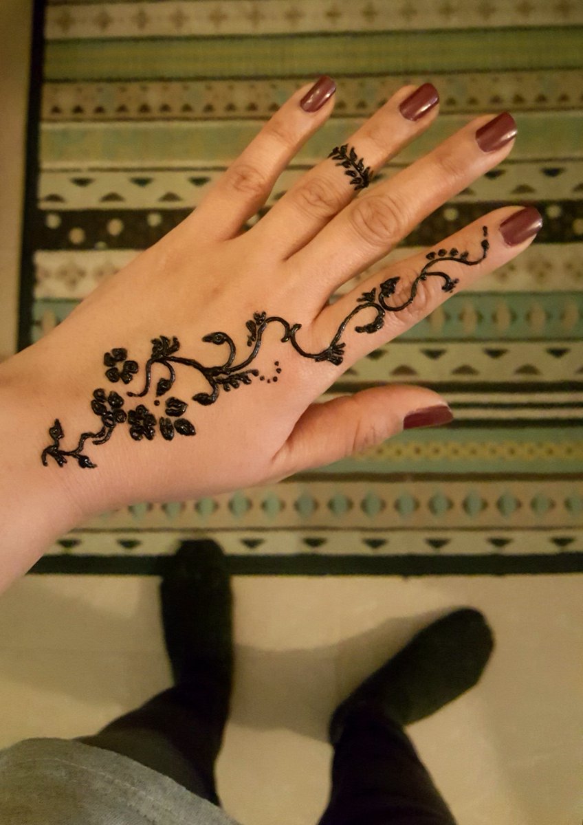 Aaafattt's tweet photo. دلم می‌خواهد از روی پاییز بپرم، زمستان بیاید و من در فکر آمدن بهار باشم و در بهار به میوه‌های تابستان بیاندیشم. https://t.co/wkzCf58Cgo
