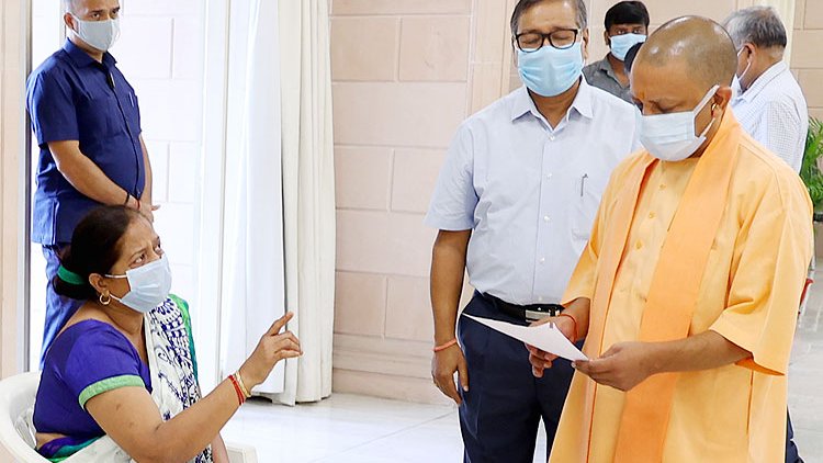 myogioffice's tweet photo. 'खुशहाल प्रदेश है @UPGovt का ध्येय'

मुख्यमंत्री श्री @myogiadityanath जी महाराज ने आज लखनऊ स्थित अपने सरकारी आवास पर 'जनता दर्शन' में आए लोगों की समस्याएं सुनीं व अधिकारियों को जन-समस्याओं के त्वरित निराकरण हेतु निर्देशित किया। https://t.co/2hCjfbpyXY