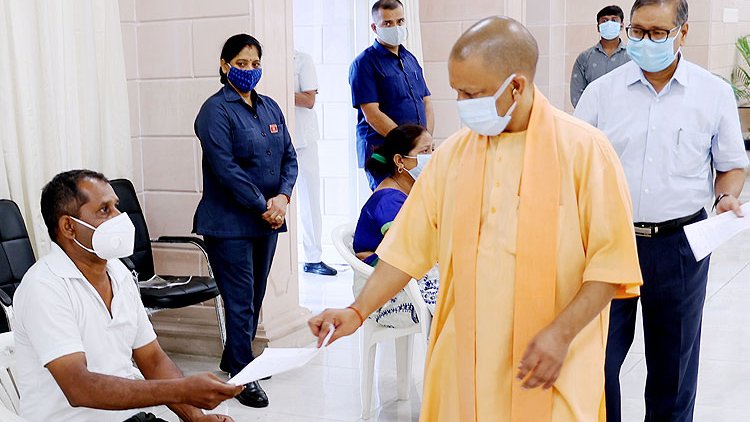 myogioffice's tweet photo. 'खुशहाल प्रदेश है @UPGovt का ध्येय'

मुख्यमंत्री श्री @myogiadityanath जी महाराज ने आज लखनऊ स्थित अपने सरकारी आवास पर 'जनता दर्शन' में आए लोगों की समस्याएं सुनीं व अधिकारियों को जन-समस्याओं के त्वरित निराकरण हेतु निर्देशित किया। https://t.co/2hCjfbpyXY