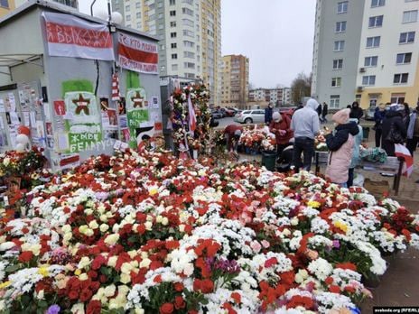 ElectroUral's tweet photo. Мемориал после убийства белорусскими силовиками Бондаренко vs после смерти КГБиста https://t.co/BWfKGqwj6N