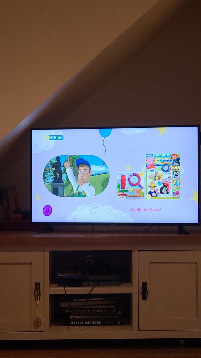 misstoni_w's tweet image. Why @channel5_tv do you shrink the screen to advertise your #Milkshake magazine so that kids can barely see the TV show??? #ridiculous