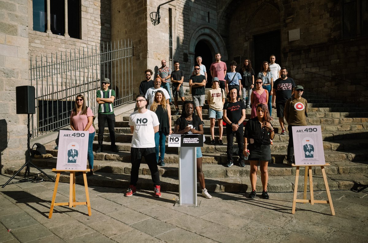 Después de hacer oír nuestra voz en conciertos y manifestaciones, volvemos junto con la productora @bruna_coop y <a href="/carnecrudaradio/">Javier Gallego Crudo</a> para producir un film documental que narra la historia de los 3 raperos que son los rostros visibles de la persecución de la libertad de expresión.