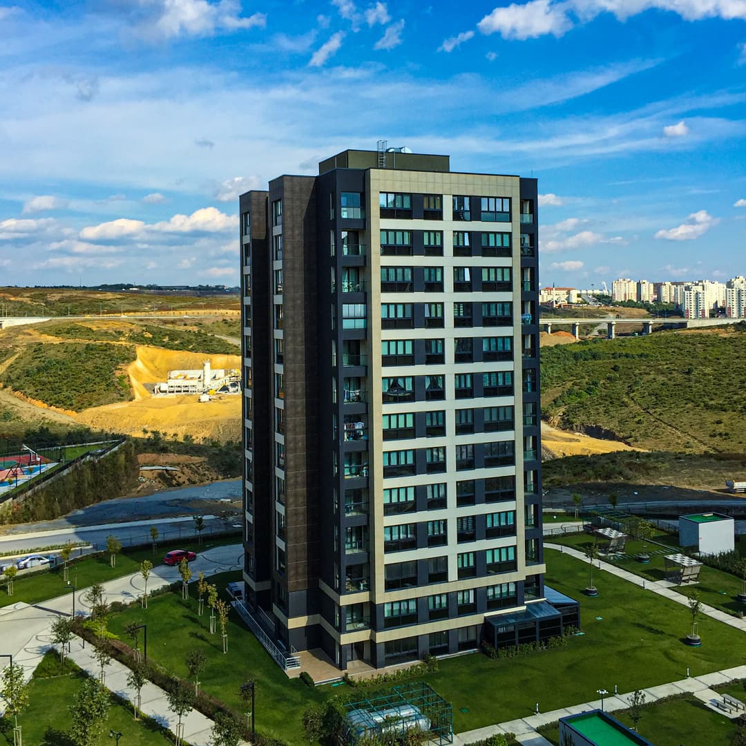 "إنها لا تكتمل لأحد ،
 لكن من اختار الرضا هان عليه العُبور "🌿