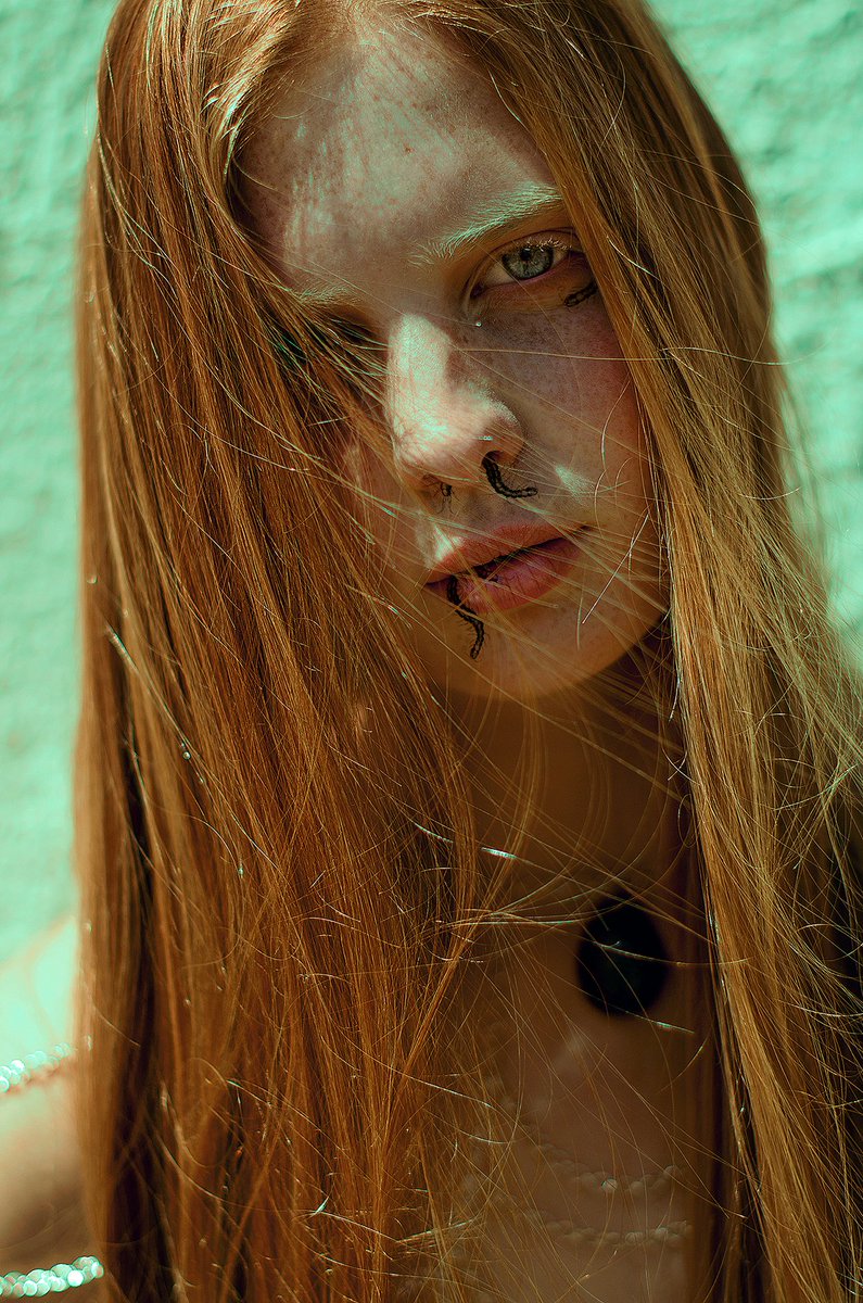 AnaCris40967743's tweet image. Hace días quería mostrarle a @irene_joven esta #editorialdemoda en la que usé &quot;los modos de fusión&quot; para poner los insectos en estas #fotografíasdemoda que hice con mi colega Cora Carrascosa. Nos publicaron en una #revistademoda muy guai.