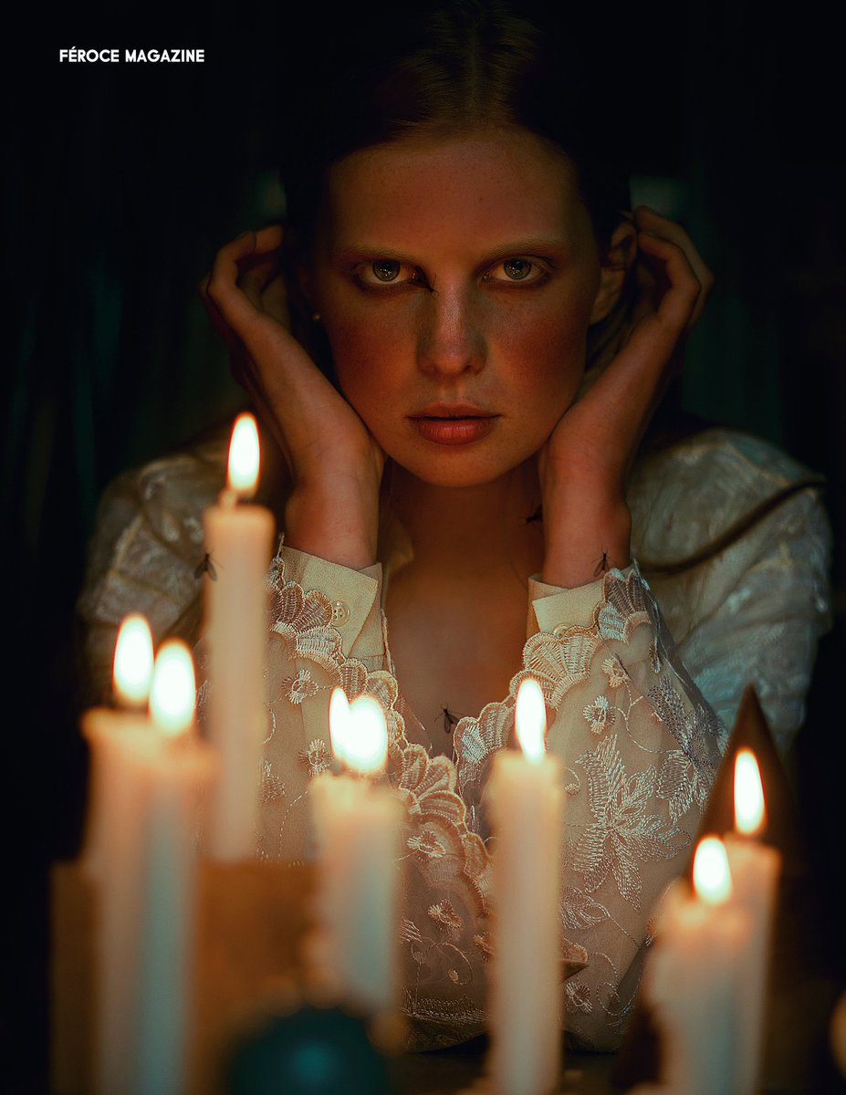 AnaCris40967743's tweet image. Hace días quería mostrarle a @irene_joven esta #editorialdemoda en la que usé &quot;los modos de fusión&quot; para poner los insectos en estas #fotografíasdemoda que hice con mi colega Cora Carrascosa. Nos publicaron en una #revistademoda muy guai.