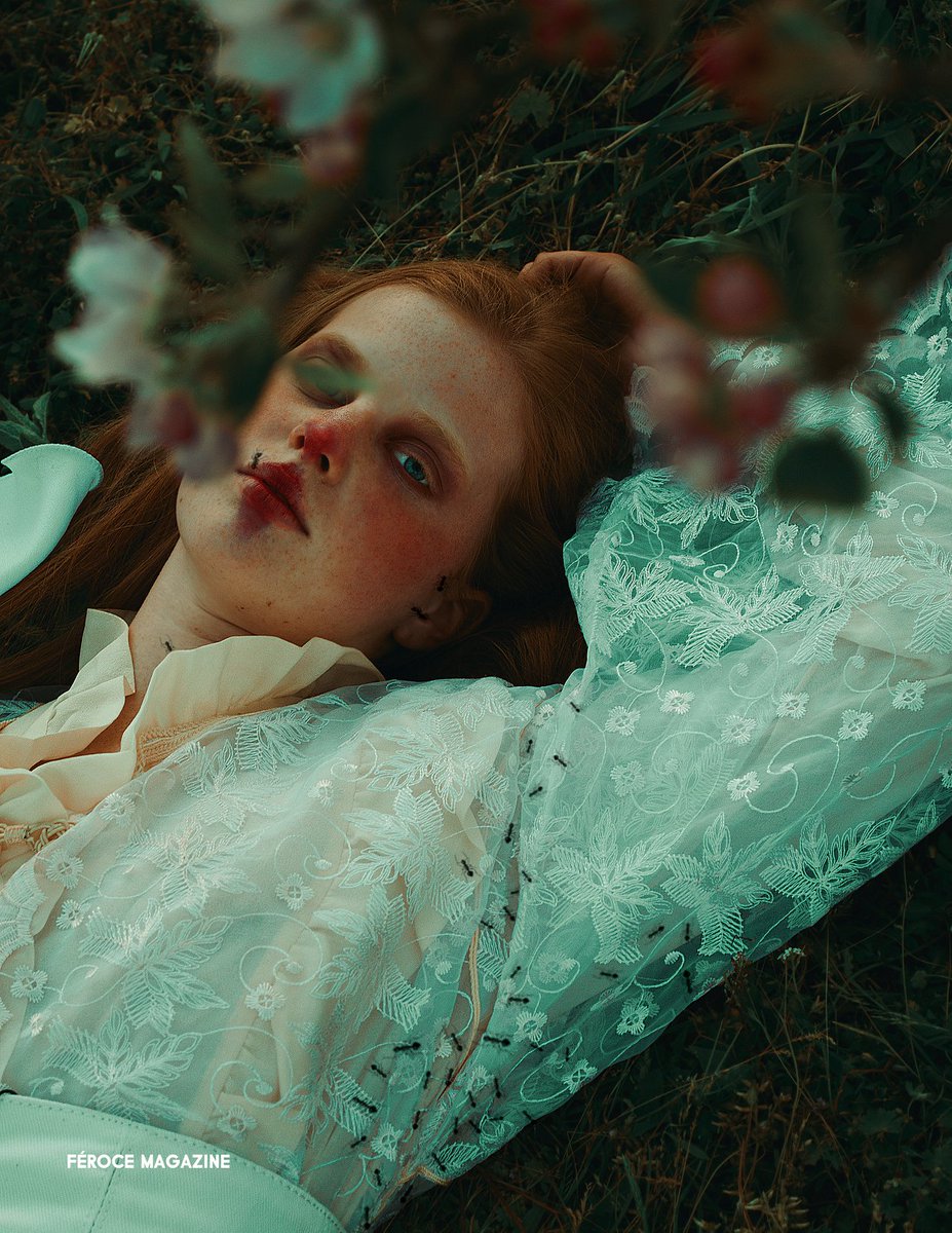 AnaCris40967743's tweet image. Hace días quería mostrarle a @irene_joven esta #editorialdemoda en la que usé &quot;los modos de fusión&quot; para poner los insectos en estas #fotografíasdemoda que hice con mi colega Cora Carrascosa. Nos publicaron en una #revistademoda muy guai.