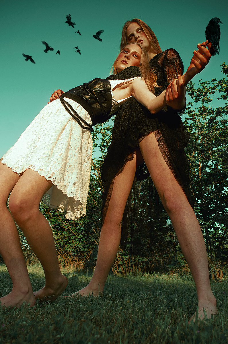 AnaCris40967743's tweet image. Hace días quería mostrarle a @irene_joven esta #editorialdemoda en la que usé &quot;los modos de fusión&quot; para poner los insectos en estas #fotografíasdemoda que hice con mi colega Cora Carrascosa. Nos publicaron en una #revistademoda muy guai.