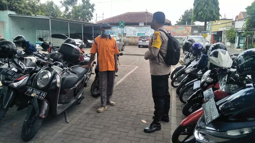 Bhabinkamtibmas Kalurahan Condongcatur melaksanakan sambang dialogis dengan Security dan juru parkir RS Condongcatur Depok Sleman menyampaikan pesan dan himbauan kamtibmas agar mewaspadai aksi pencurian di area parkir kendaraan.