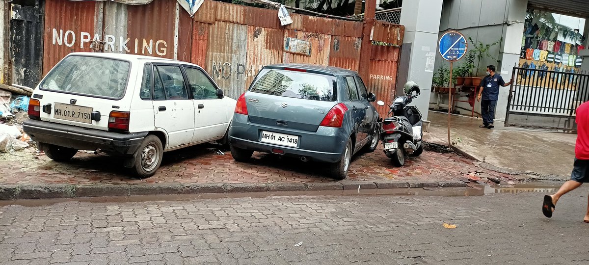chakachakdadar's tweet photo. We request @mybmcWardGN take immediate action against this encroachment by garage owners at Garage Galli over the years for illegally parking of vehicles on foothpaths!
Pedestrian are forced to walk on roads and huge traffic during peak hours!
@MumbaiPolice @Ms_Aflatoon https://t.co/RTaiPtkgcv