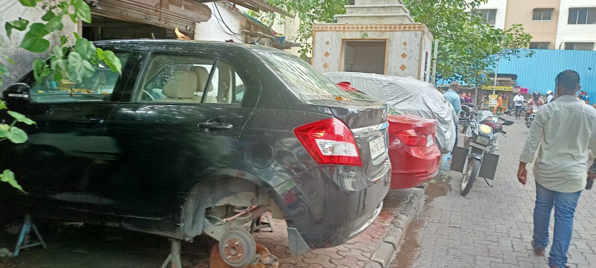 chakachakdadar's tweet photo. We request @mybmcWardGN take immediate action against this encroachment by garage owners at Garage Galli over the years for illegally parking of vehicles on foothpaths!
Pedestrian are forced to walk on roads and huge traffic during peak hours!
@MumbaiPolice @Ms_Aflatoon https://t.co/RTaiPtkgcv