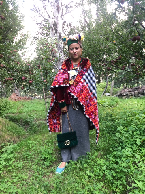 bottan_kavita's tweet photo. Being traditional! Being kinnauri 
#HimachalPradesh #traditionalart #tribal #kalpa #LocalRock #Local #colorsofautumn #style #fashionista #fashion https://t.co/mkzv41XFPH