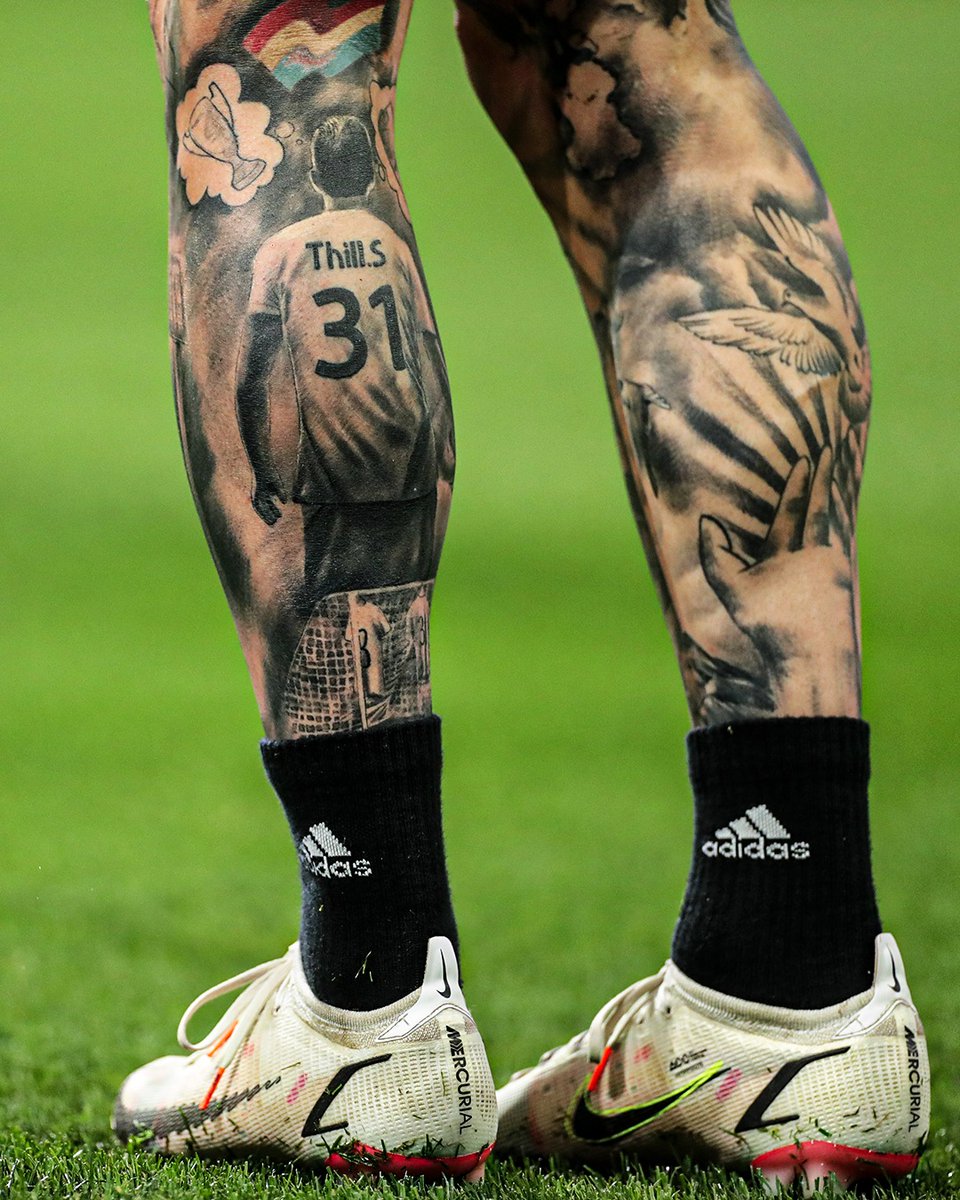 waaromweetikdit's tweet photo. De Luxemburgse voetballer Sébastien Thill van de Moldavische club FC Sheriff Tiraspol heeft een tatoeage op zijn been van zichzelf dromend van de Champions League. Thill maakte gisteren in de laatste minuut het winnende doelpunt tegen Real Madrid (1-2). https://t.co/Yl7wjc5yeA