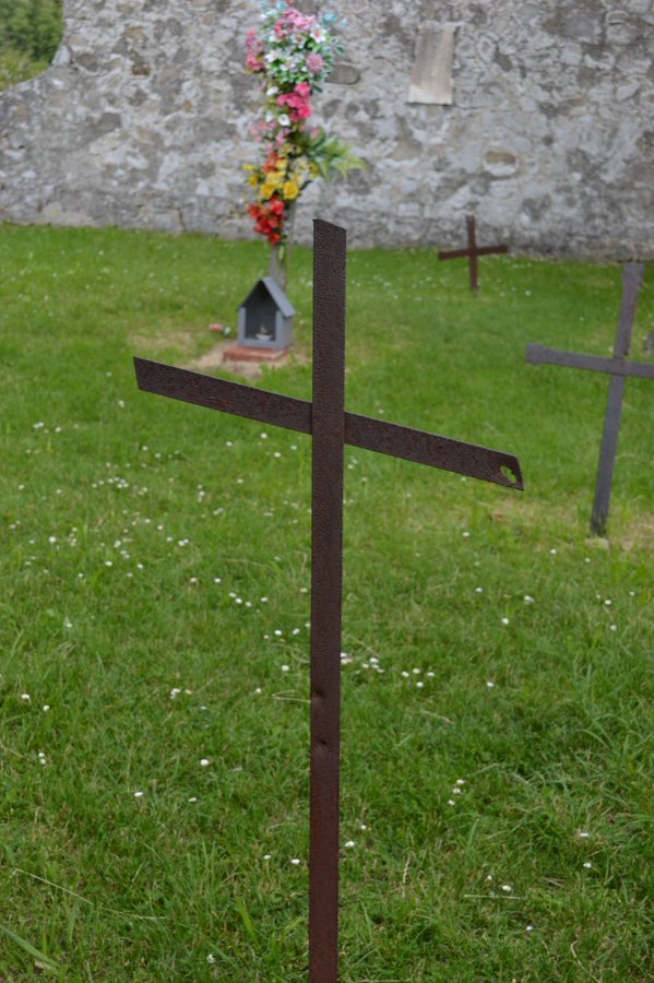 Kreuz mit Einschussloch auf Friedhof