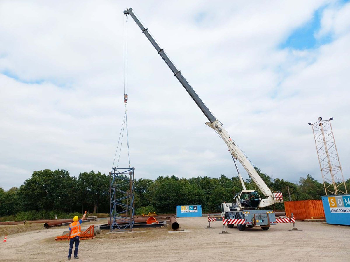 Actiefoto giekdeel rechtop hijsen tijdens de training mobiele kraan. Voor meer informatie neem een kijkje op de website. tinyurl.com/tew4svyp 📷 Daniel Raaijmakers