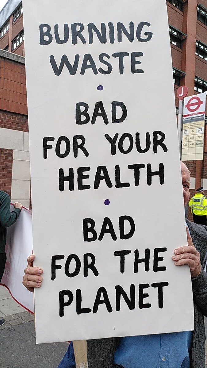 Rawe___'s tweet photo. Burning waste • Bad for your health • Bad for the planet #StopTheBurn
#StopPrestonIncinerator 🏭🔥☠️😷 https://t.co/uWPCbpRdh1