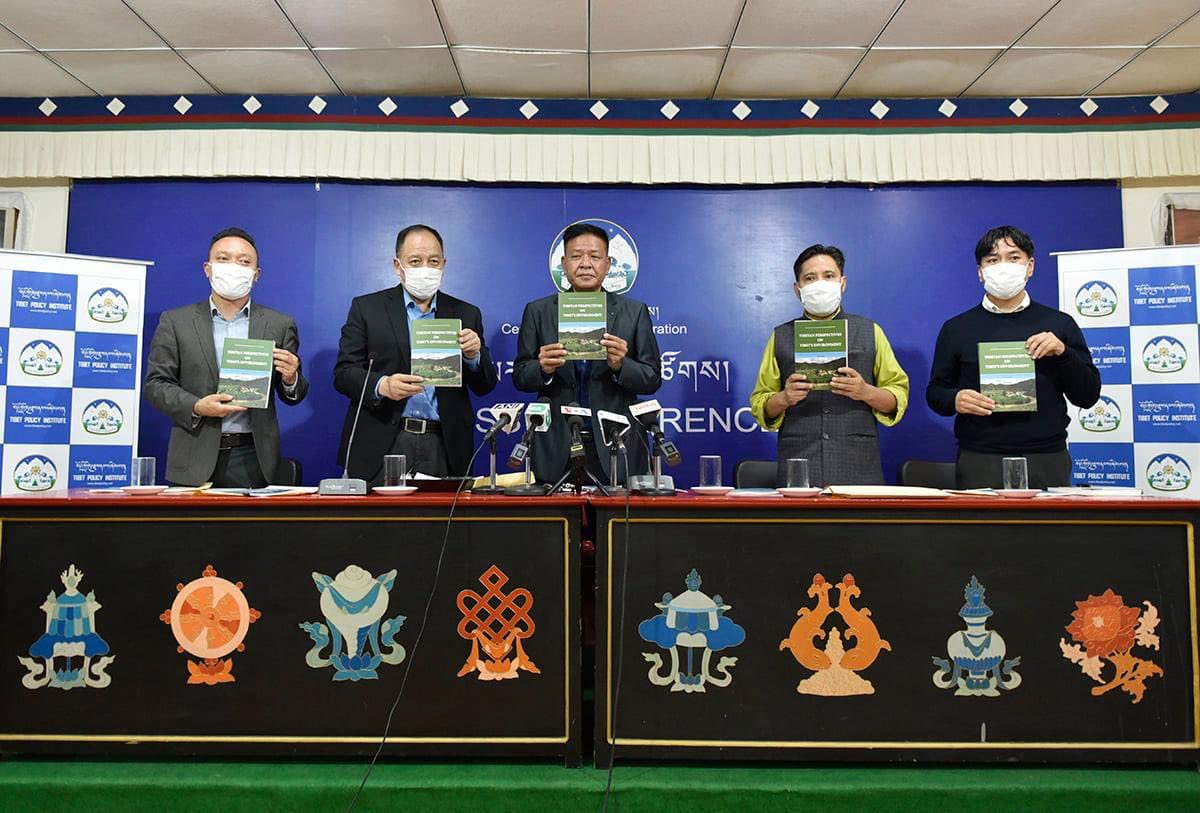 TibetPeople's tweet photo. #Tibet’s Environmental is very important for #India & #China, also for wider #Asia, today our Sikyong @SikyongPTsering launches a book titled "Tibetan Perspective on Tibet's Environment", International Community must pay more attention.
#FreeTibet #CTA #TPI #DIIR #TibetThirdPole https://t.co/HXjDBxw4Sw