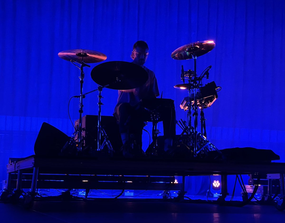 Jonhansen7's tweet photo. Concerts again with @l3rainstew and @jamesblake for the 3rd time. Love. https://t.co/80YDtCdKkp