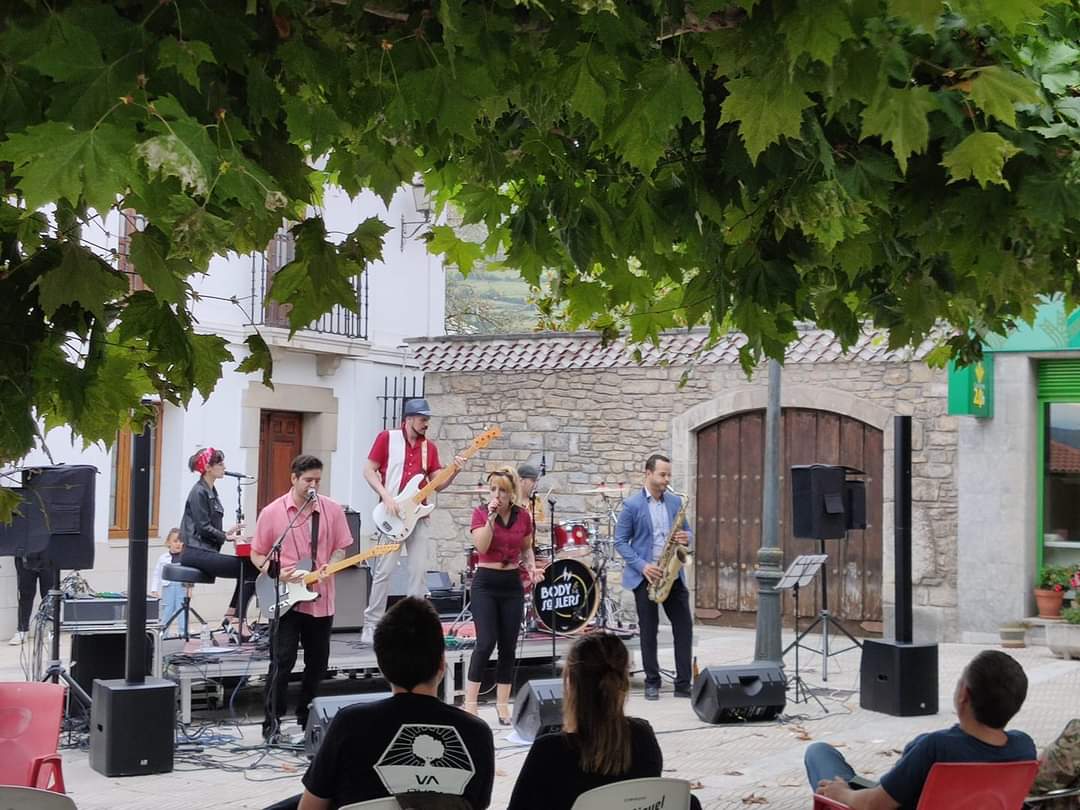 BSoulers's tweet photo. No queda nada para nuestro próximo concierto... ¿Dónde será esta vez?
#bodyandthesoulers #abductiontour2021 #funkySoulers #groovesouler #thesoulers #lossoulers #fromsidetosidealbum #newalbum #nuevodisco #vintagemusic #soulandroll #soul #50s #fromsidetoside #rockinsoulrecords https://t.co/rZov4KQFRl