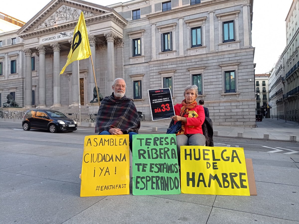 earth_fast's tweet photo. Day 33

Karen and Grian from@esXrebellion are in Madrid to alert citizens about the seriousness of the climate crisis and open new channels of visibility and mass mobilisation

How many more days will it take for you to listen to them @Teresaribera 

 #SolidarityEarthFast https://t.co/b6Gb7k0oki