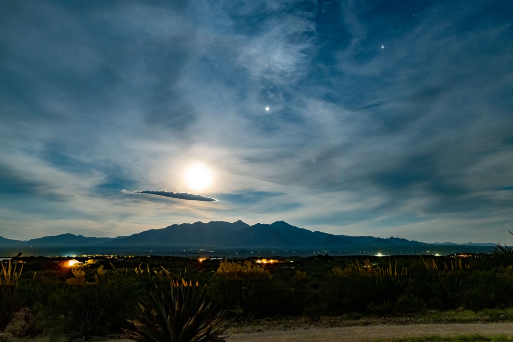 What's up with this one weird cloud? I thought it looked like a submarine!

Oh, also Jupiter, Saturn, and the super bright Moon are in this shot too 😀

#saturn #jupiter #moon