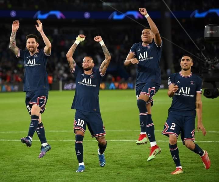 Vibi_Abishek's tweet photo. Celebrating like as if they defeated Young Boys / Sheriff https://t.co/zsUjH0HTMS