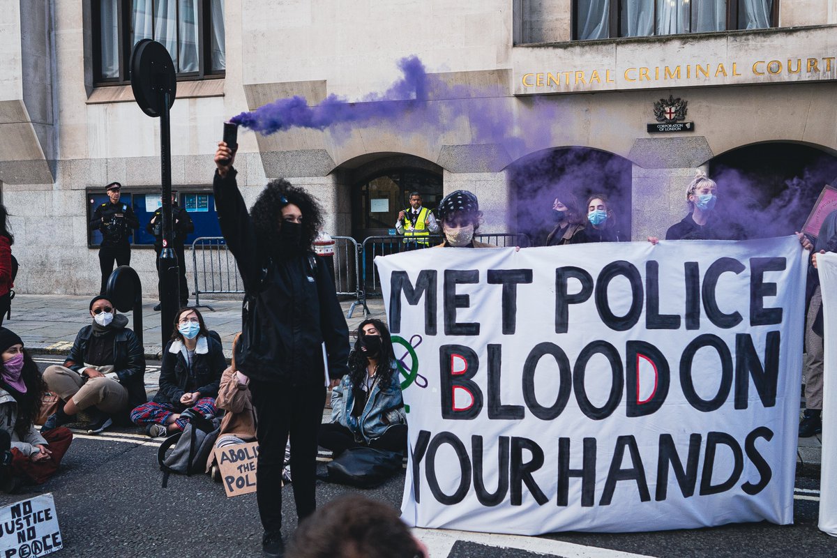 SistersUncut's tweet image. 🧵 NATIONAL CALL TO ACTION: 

Sisters Uncut gathered by the Old Bailey to hold The Met accountable for their role in Sarah Everard’s murder. 

From inside the court, we learnt that Wayne Couzens arrested Everard under COVID regs in front of witnesses who did not intervene.