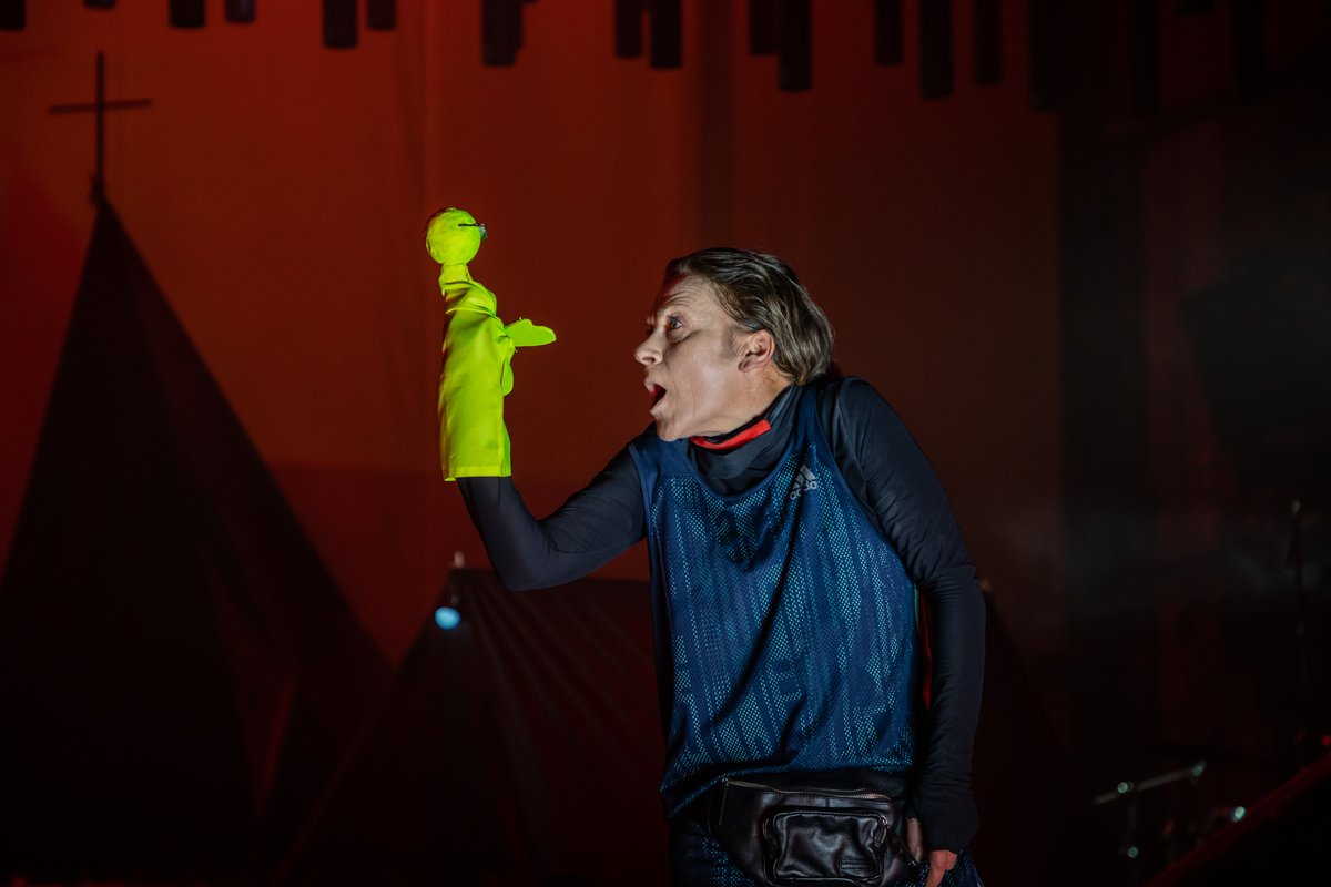 Atzīmējiet kalendāros: 13. un 14. novembris. Tie ir datumi, kad RĪGĀ iespējams noskatīties mūsu spilgtākos iestudējumus "Dēmōns" un "Šekspīrs". Viesosimies Latvijas Nacionālajā teātrī <a href="/teatris/">Latvijas Nacionālais teātris</a>. Biļetes jau pieejamas! Vairāk informācijas šeit: bit.ly/2XW5aVp